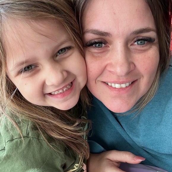 Meet your Poshers, Angel & Thea - Picture 4 of 5